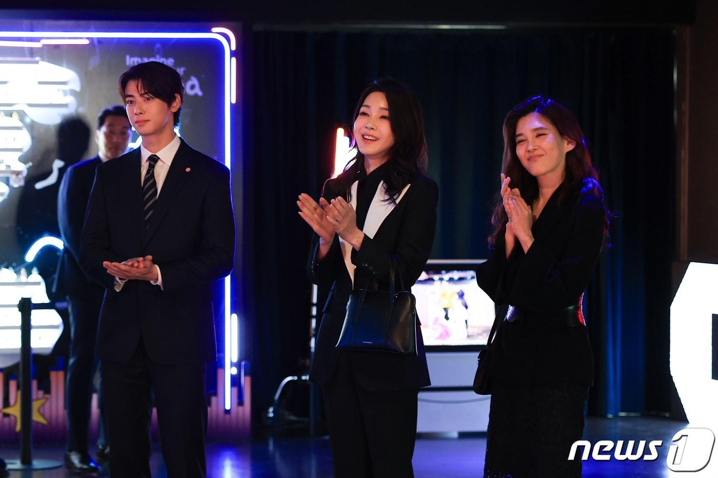 본문 이미지 - 김건희 여사가 23일 서울 중구 한국관광공사 홍보관에서 열린 K-관광 협력단 출범식에서 이부진 한국 방문의 해 위원회 위원장(오른쪽), 홍보대사 차은우와 함께 '마이스테이지' 현장 직원의 공연을 관람하며 박수치고 있다. (대통령실 제공) 2023.5.23/뉴스1 ⓒ News1 오대일 기자