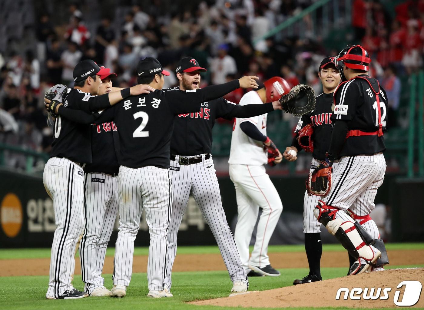 본문 이미지 - 23일 오후 인천 미추홀구 SSG랜더스필드에서 열린 프로야구 '2023 신한 SOL KBO리그' LG트윈스와 SSG랜더스의 경기에서 SSG를 상대로 9대1 승리를 거둔 LG 선수들이 기쁨을 나누고 있다. 2023.5.23/뉴스1 ⓒ News1 구윤성 기자