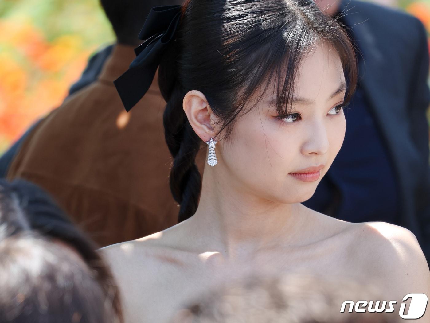 본문 이미지 - 23일(현지시간) 제76회 칸 국제영화제가 열리고 있는 프랑스 남부 소도시 칸 ‘팔레 데 페스티발’(Palais des Festival)에서 열린 HBO ‘디 아이돌’(The Idol) 포토콜 행사에서 제니가 포즈를 취하고 있다. 2023.5.23/뉴스1 ⓒ News1 이준성 기자