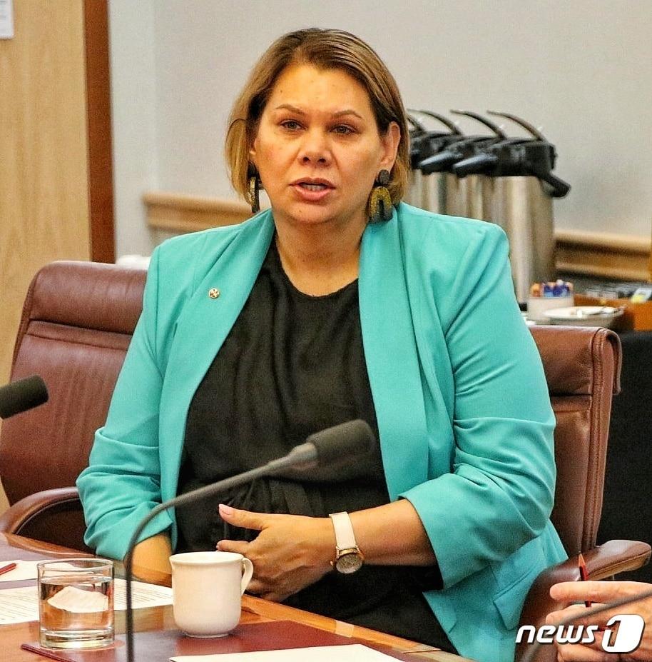 본문 이미지 - 도린다 콕스 녹색당 상원의원(Facebook Senator Dorinda Cox Page) ⓒ 뉴스1