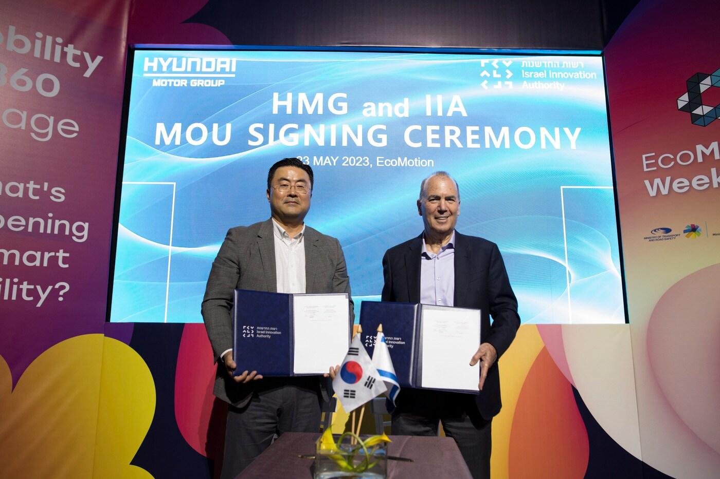사진은 김흥수 현대차그룹 GSO 담당 부사장(왼쪽)과 아미람 아펠바움(Amiram Appelbaum) 이스라엘 혁신청 의장이 업무 협약 체결 후 사진 촬영하고 있는 모습(현대차그룹 제공)