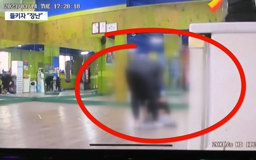 본문 이미지 - 초등학교 4학년 남자아이의 바지와 속옷을 벗긴 복싱장 관장은 "그저 장난이었다"고 변명했다. 성추행 피해 아동은 현재 극도의 불안감과 우울 증상을 겪고 있어 치료를 받고 있다. (대구MBC)