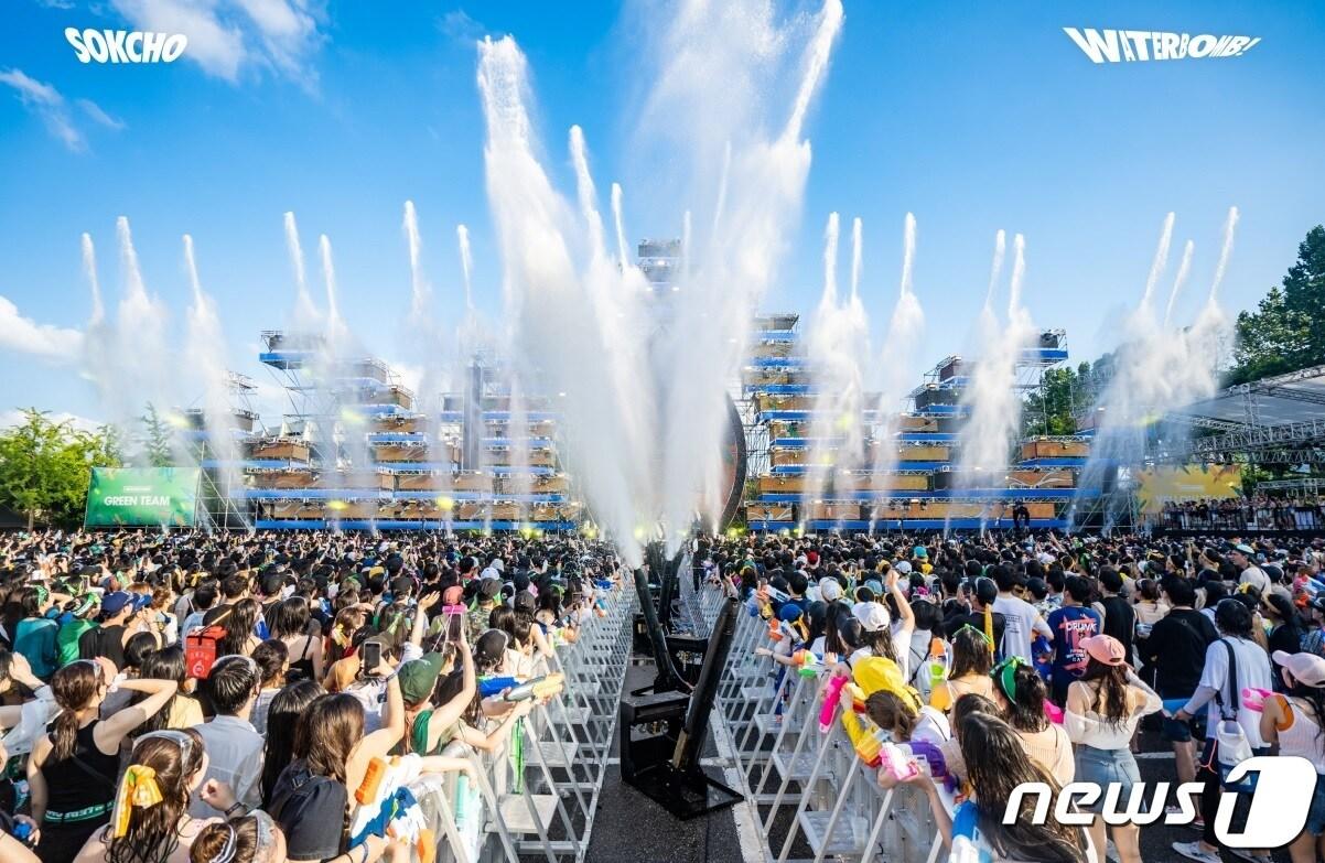 본문 이미지 - 워터밤을 즐기는 모습(한화호텔앤드리조트 제공)