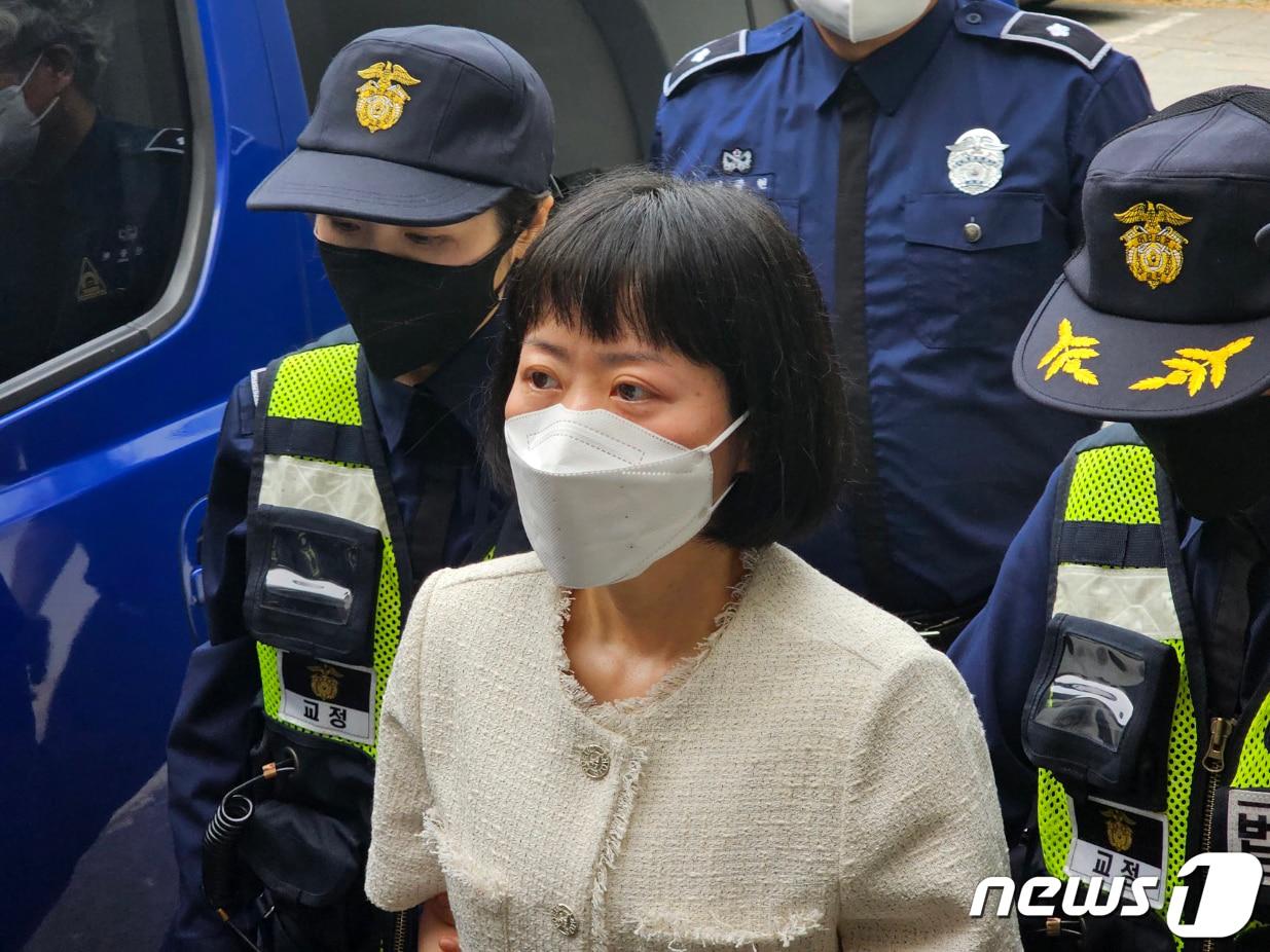 본문 이미지 - 아버지를 살해한 혐의로 무기징역형을 선고받은 무기수 김신혜씨가 24일 오전 재심 준비기일에 참석하기 위해 광주지방법원 해남지원으로 호송되고 있다. 2023.5.24/뉴스1 ⓒ News1 최성국 기자