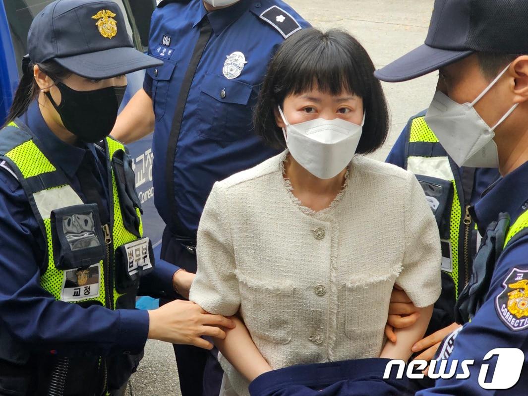본문 이미지 - 아버지를 살해한 혐의로 무기징역형을 선고받은 무기수 김신혜씨가 24일 오전 재심 준비기일에 참석하기 위해 광주지방법원 해남지원으로 호송되고 있다. 김씨는 이날 취재진에 "최선을 다하겠다"고 말했다. 2023.5.24/뉴스1 ⓒ News1 최성국 기자