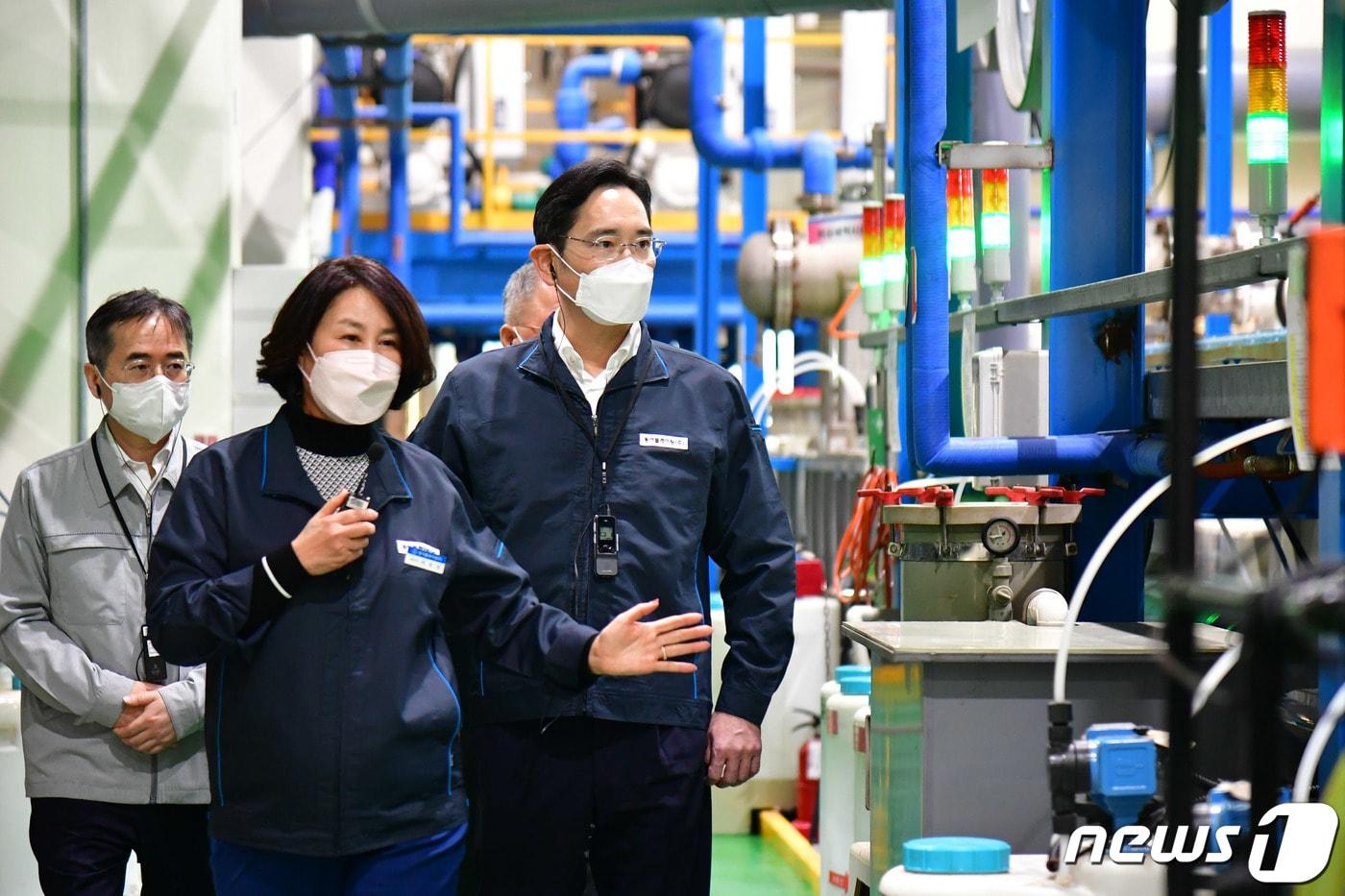 본문 이미지 - 이재용 삼성전자 회장이 삼성전자로부터 스마트공장 구축 지원을 받은 부산 소재 도금 기업 동아플레이팅을 찾아 제조 현장을 방문한 모습. (삼성전자 제공)