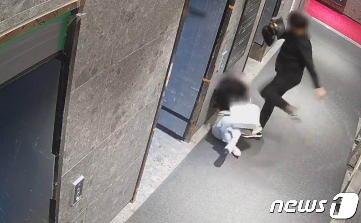 본문 이미지 - 지난해 5월22일 부산 부산진구 서면 오피스텔 1층 복도에서 발생한 '부산 돌려차기' 사건과 관련해 가해 남성 A씨가 쓰러진 피해자를 발로 차고 있다.(남언호 법률사무소 빈센트 변호사 제공)