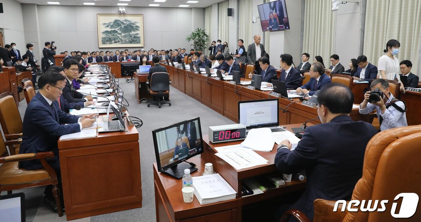본문 이미지 - 24일 국회에서 열린 운영위원회 전체회의. 2023.5.24/뉴스1 ⓒ News1 임세영 기자