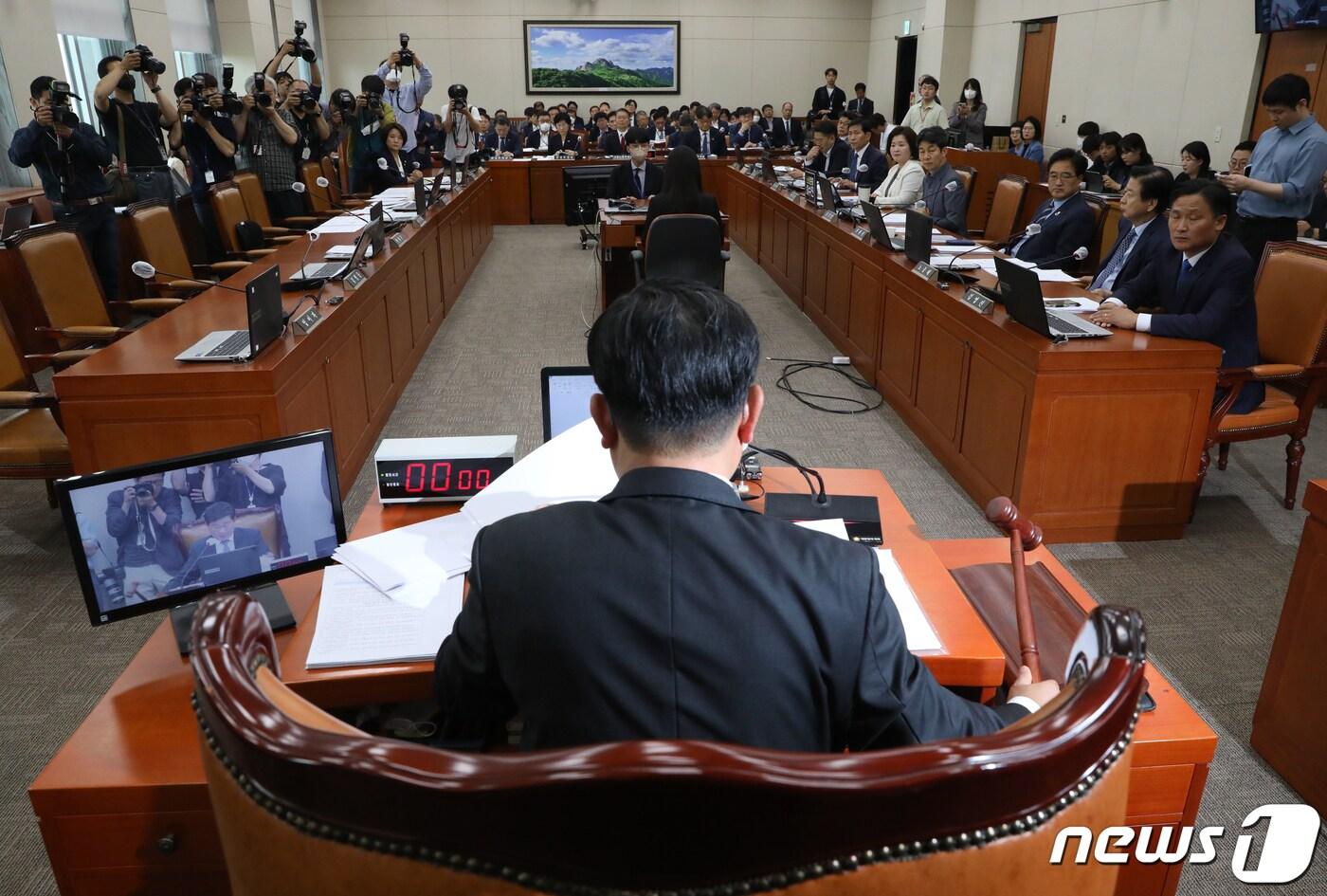 본문 이미지 - 전해철 국회 환노위 위원장이 24일 서울 여의도 국회에서 열린 환경노동위원회 전체회의에서 의사봉을 두드리고 있다. 이날 국회 환노위는 노란봉투법 본회의 직회부 요구안을 여당 소속 위원들의 불참 속에 야당 의원 10명 전원 찬성으로 의결했다. 일명 노란봉투법은 파업 노동자에게 기업의 과도한 손해배상 청구를 제한하는 내용의 노동조합 및 노동관계조정법 2·3조 개정안이다. 2023.5.24/뉴스1 ⓒ News1 송원영 기자