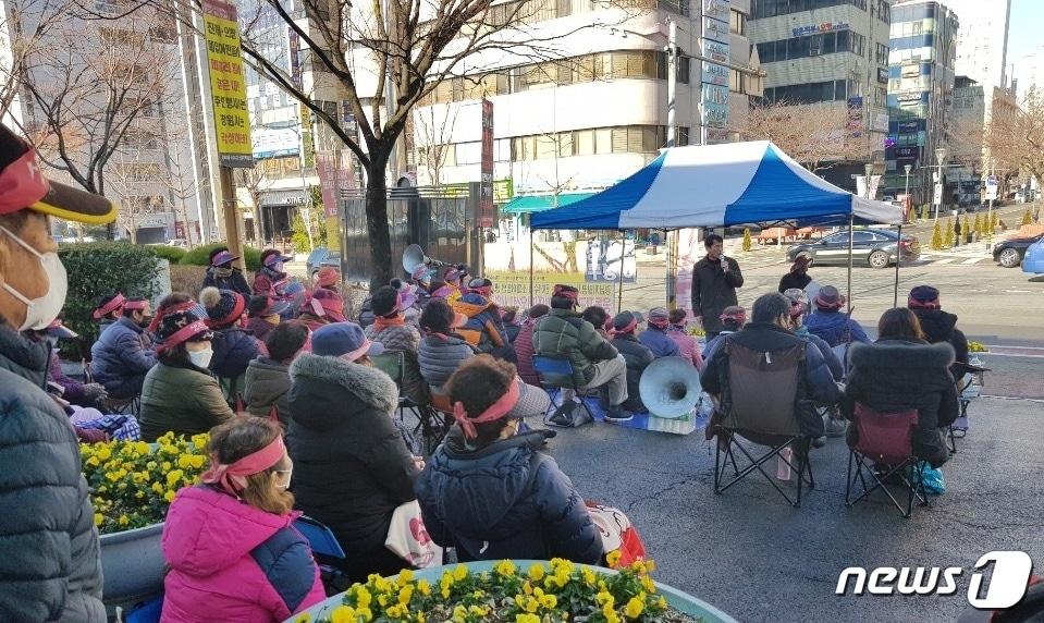 본문 이미지 - 어민생계대책위원회는 지난 24년간 관계기관을 찾아 해결책을 요구하며 170여 차례 집회를 열었다.  사진은 2021년 11월 창원시청 앞에서 집회를 연 장면. (생계대책위 제공)