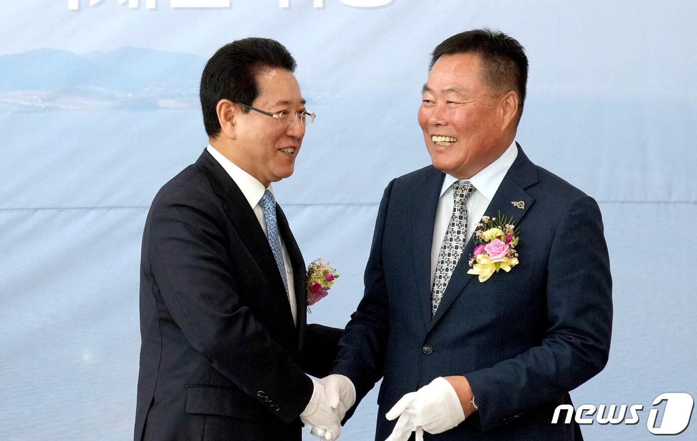 본문 이미지 - 김영록 전라남도지사가 지난해 5월24일 오전 무안국제공항 여객청사에서 열린 하이에어 국제선(무안~키타큐슈) 운항 취항식 행사에서 김산 무안군수와 손을 맞잡고 이야기를 나누고 있다. (전남도 제공) 2023.5.24/뉴스1 