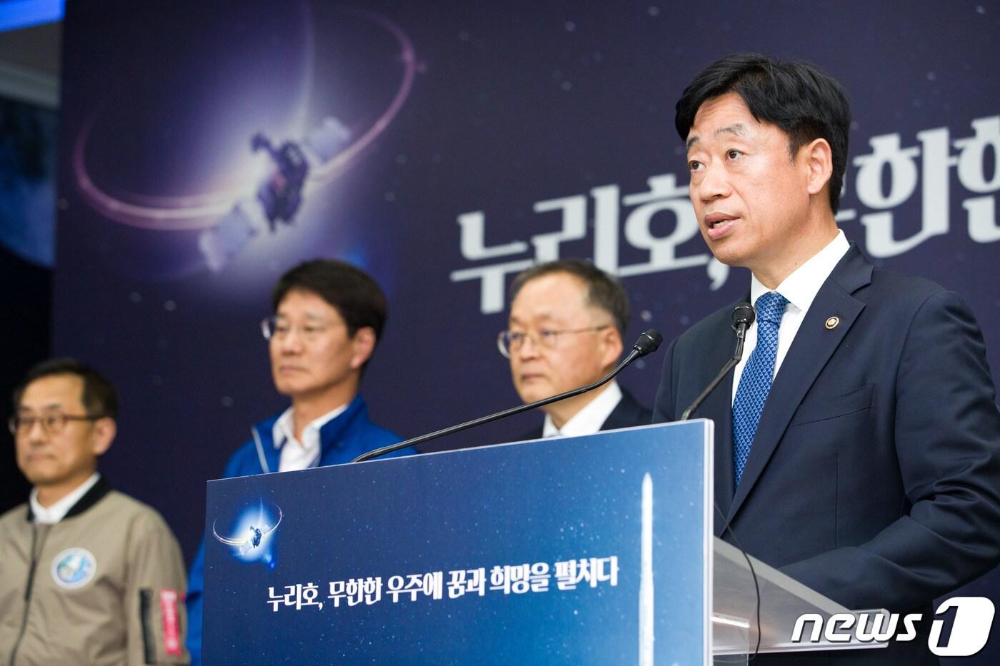 본문 이미지 - 오태석 과학기술정보통신부 제1차관이 24일 오후 전라남도 고흥군 나로우주센터 프레스룸에서 '누리호 3차 발사시각' 관련 브리핑을 하고 있다. (과학기술정보통신부 제공) 2023.5.24/뉴스1