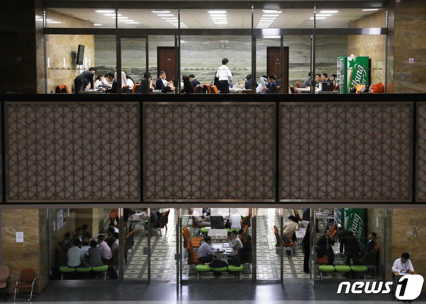 본문 이미지 - 24일 서울 여의도 국회에서 상임위로 인해 각 부처 직원들이 분주히 근무를 하고 있다. 이날 국회는 운영위, 행정안전위, 국토교통위, 산업통상자원중소벤처기업위, 외교통일위, 과학기술정보방송통신위, 환경노동위 등의 상임위와 행안위, 산자위, 문체위, 국토위, 법사위 등의 소위를 개최한다. 2023.5.24/뉴스1 ⓒ News1 송원영 기자