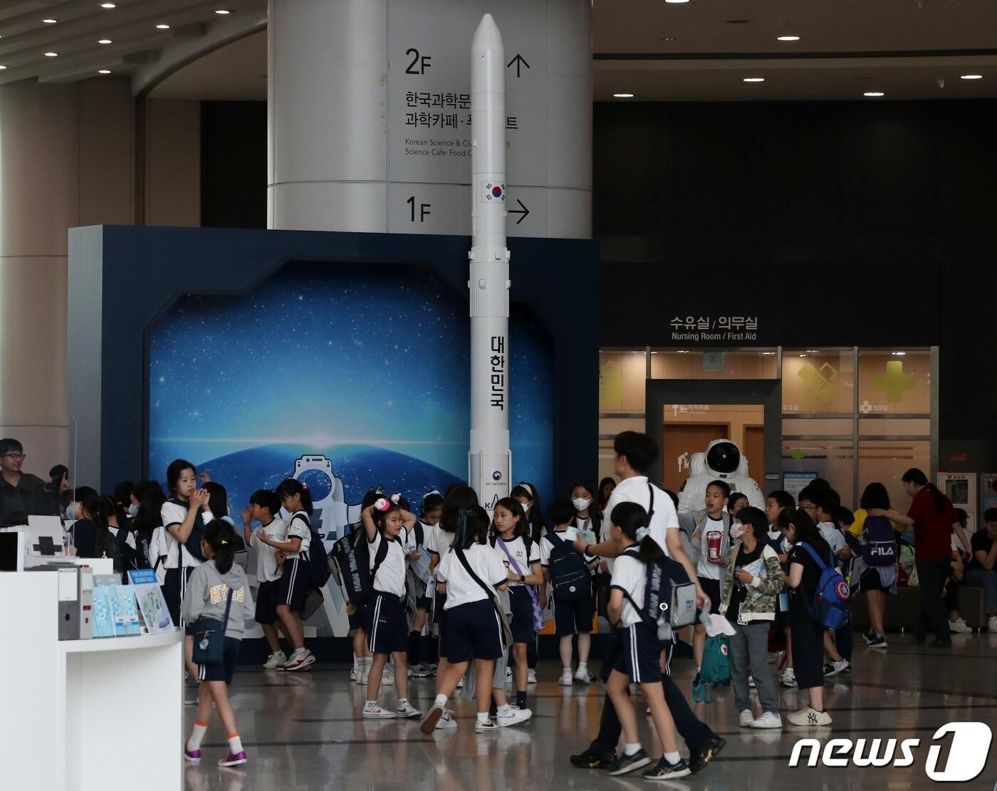 본문 이미지 - 한국형 발사체 누리호(KSLV-II) 3차 발사일인 24일 오후 경기 국립과천과학관을 찾은 어린이들이 누리호 축소모형을 살펴보고 있다. 2023.5.24/뉴스1 ⓒ News1 구윤성 기자