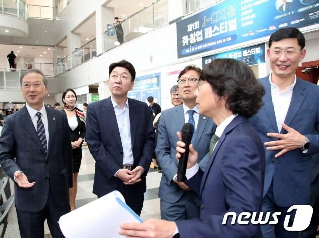 본문 이미지 - ‘제1회 J-디지털 취·창업 페스티벌’이 24일 전북대 진수당과 구정문일대에서 개최됐다.(전주시 제공)/뉴스1