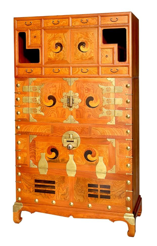 본문 이미지 - 중요무형문화재 제55호 소목장 (故)정돈산 선생의 유작 중 가장 뛰어나다는 평가를 받는 '삼층문갑장'(태극장, 1989) 이미지. /사진제공 = 의천공방