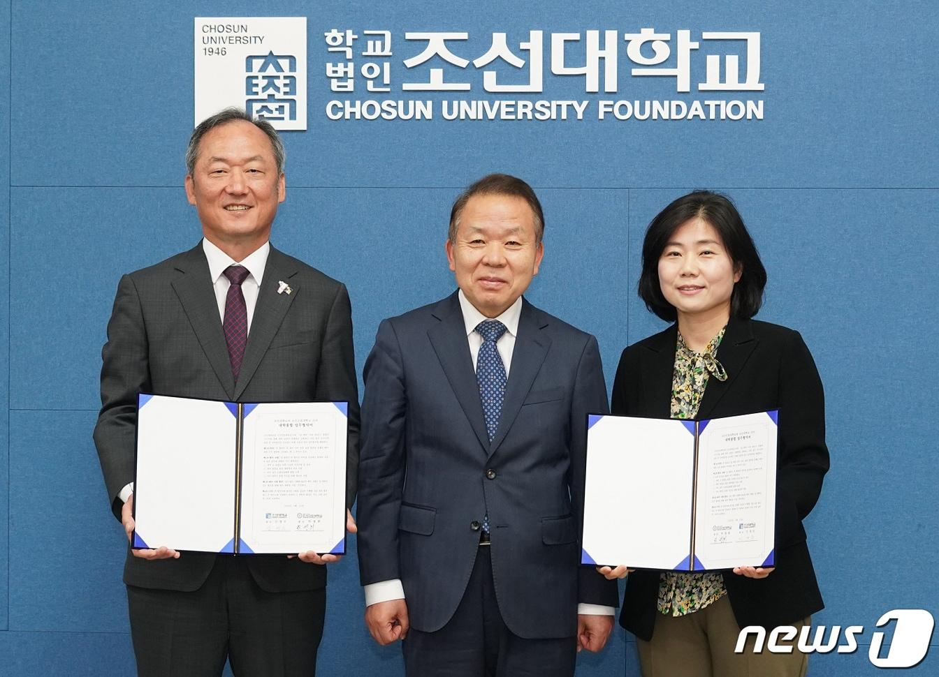 본문 이미지 - 민영돈 조선대 총장과 김이수 조선대 이사장, 위성욱 조선간호대 기획산학처장이 24일 조선대와 조선간호대 통합을 위한 협약을 체결한 후 기념촬영을 하고 있다.(조선대 제공)2023.5.24/뉴스1 