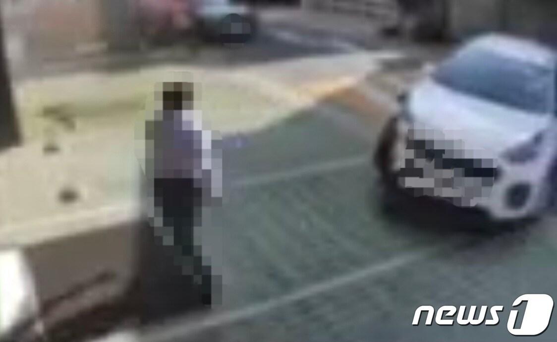 본문 이미지 - 지난달 27일 부산 기장군 기장읍 한 빌라에서 A씨가 차량으로 돌진하는 모습.(독자 제공)