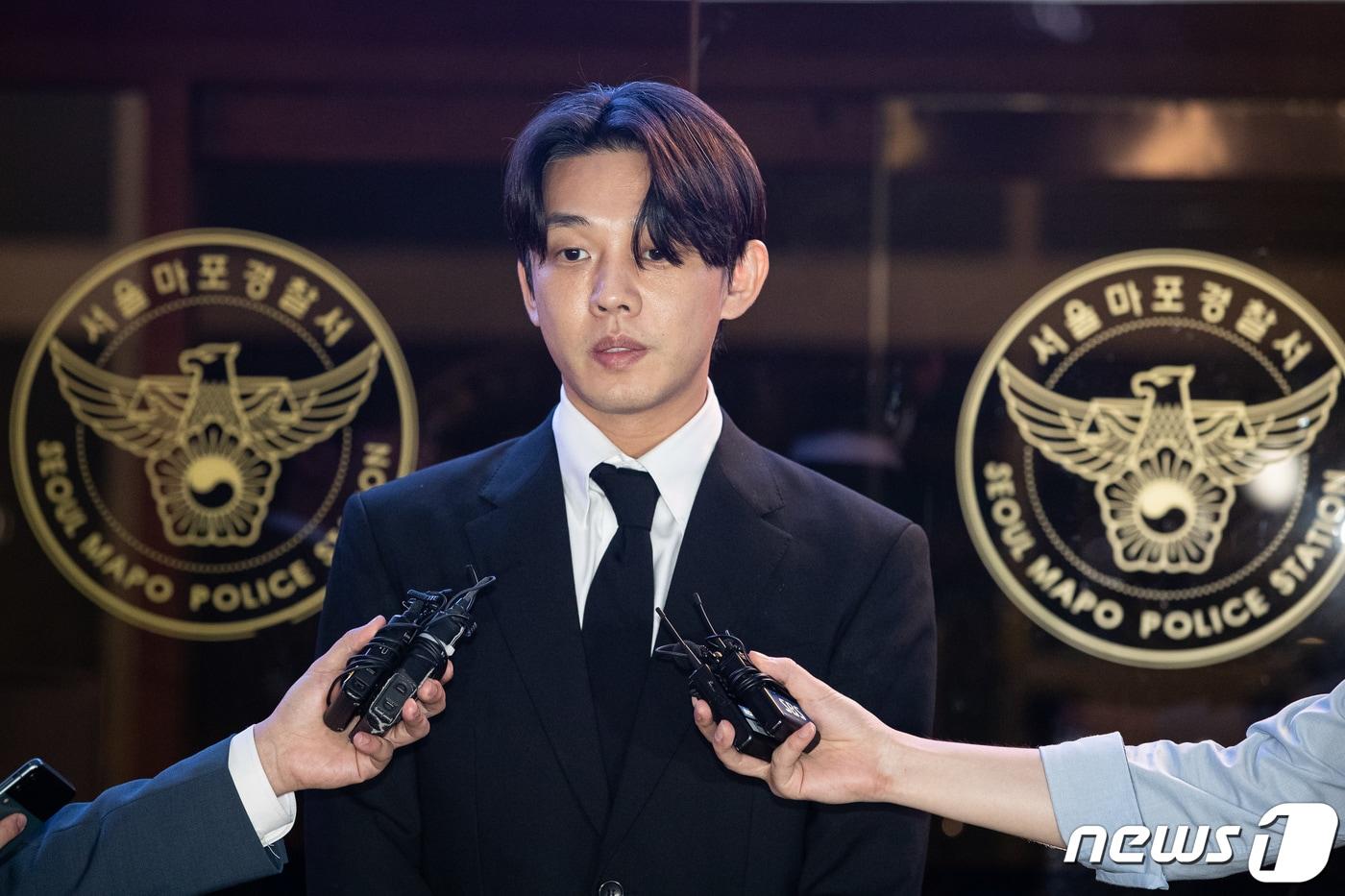 마약 상습 투약 혐의를 받는 배우 유아인(37·본명 엄홍식)이 24일 밤 구속 영장이 기각돼 서울 마포경찰서를 나서며 취재진 질문에 답하고 있다.. 2023.5.24/뉴스1 ⓒ News1 유승관 기자