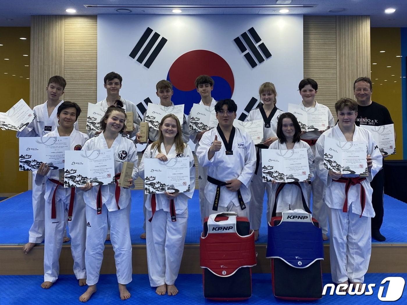본문 이미지 - 재독대한태권도사범협회 회장인 유승석 사범의 제자 13명이 태권도원을 찾아 전통무예수련과 자기방어, 전자호구 및 태권북 체험 등을 수련했다.(재단제공)2023.5.25/뉴스1