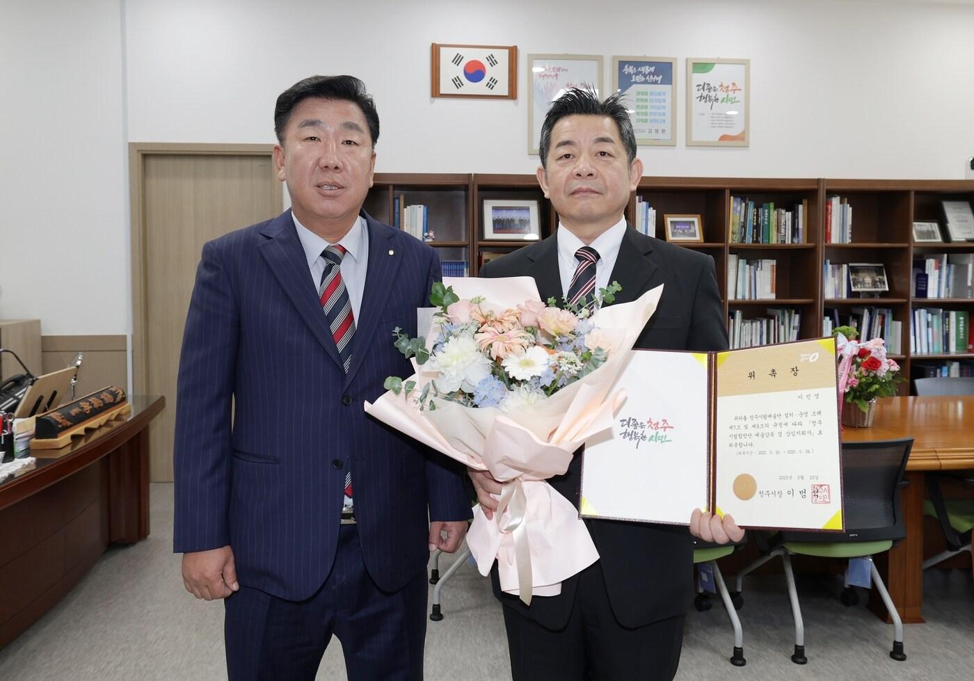 이민영(오른쪽) 상임지휘자