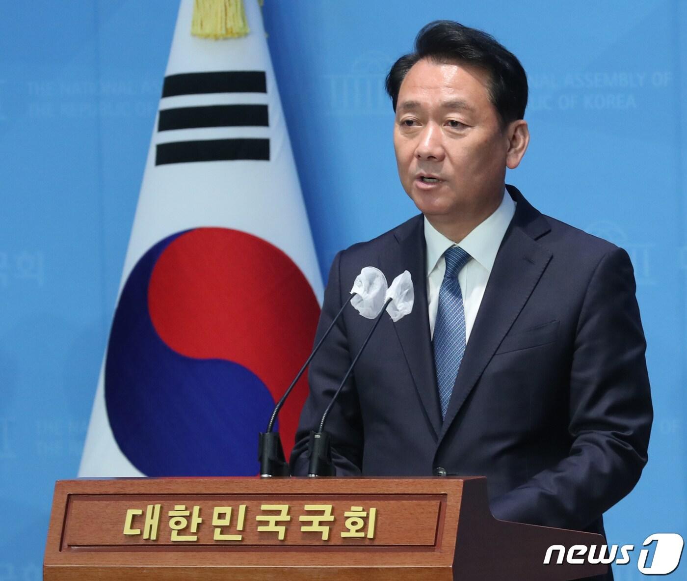본문 이미지 - 이광재 국회 사무총장이 25일 서울 여의도 국회 소통관에서 김남국 의원에 대한 국회 입법 로비 의혹이 불거진 게임사 '위메이드'의 국회 출입 기록 관련 기자회견을 하고 있다. 2023.5.25/뉴스1 ⓒ News1 송원영 기자