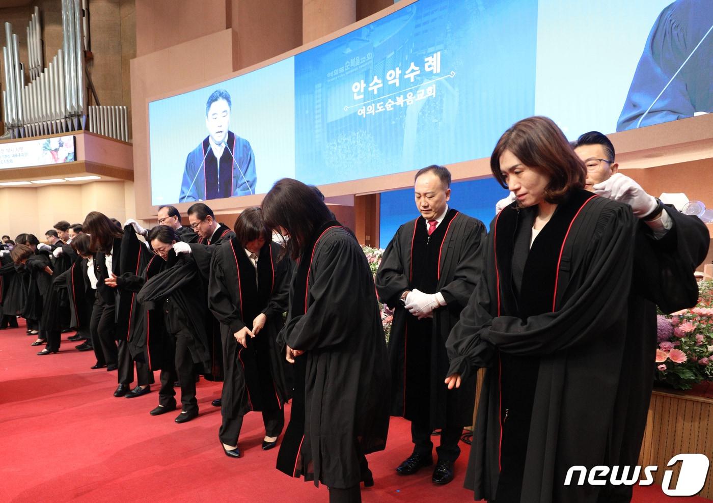 25일 오전 서울 여의도 순복음교회에서 열린 목사 안수식 및 임직예배에서 여성 목사들이 안수를 받은 후 조끼를 입고 있다. 여의도순복음교회에서 올해 한국교회 역사상 최다 여성 목사가 탄생했다. 올해 안수를 받는 49명 목사 중 여성은 47명으로 남성은 단 2명이다. 2023.5.25/뉴스1 ⓒ News1 신웅수 기자