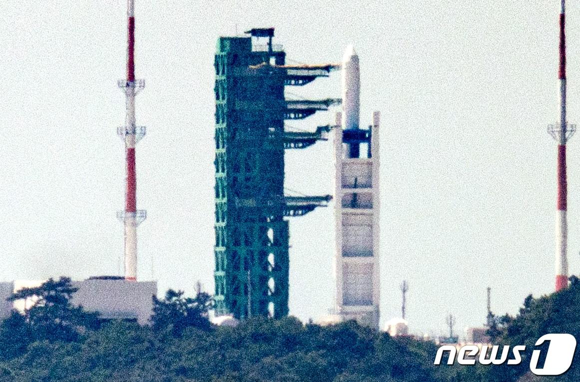 본문 이미지 - 한국형 우주발사체 누리호(KSLV-Ⅱ)가 25일 오후 전남 고흥군 나로우주센터 발사대에 기립돼 있다. 과학기술정보통신부는 이날 오전 누리호 발사관리위원회에서 오후 6시 24분에 3차 발사 재시도를 한다고 밝혔다. 2023.5.25/뉴스1 ⓒ News1 이재명 기자