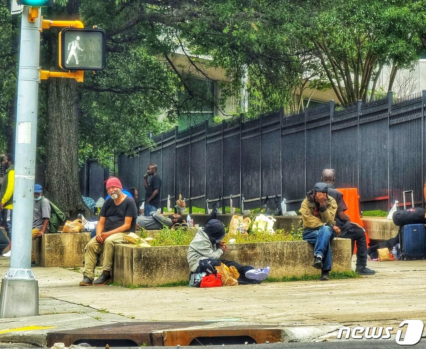 본문 이미지 - 지난 21일(현지시간) 미국 조지아주 애틀랜타의 중심업무지구 주변에 모여있는 홈리스(Homeless·노숙자) 모습 ⓒ 뉴스1 황덕현 기자
