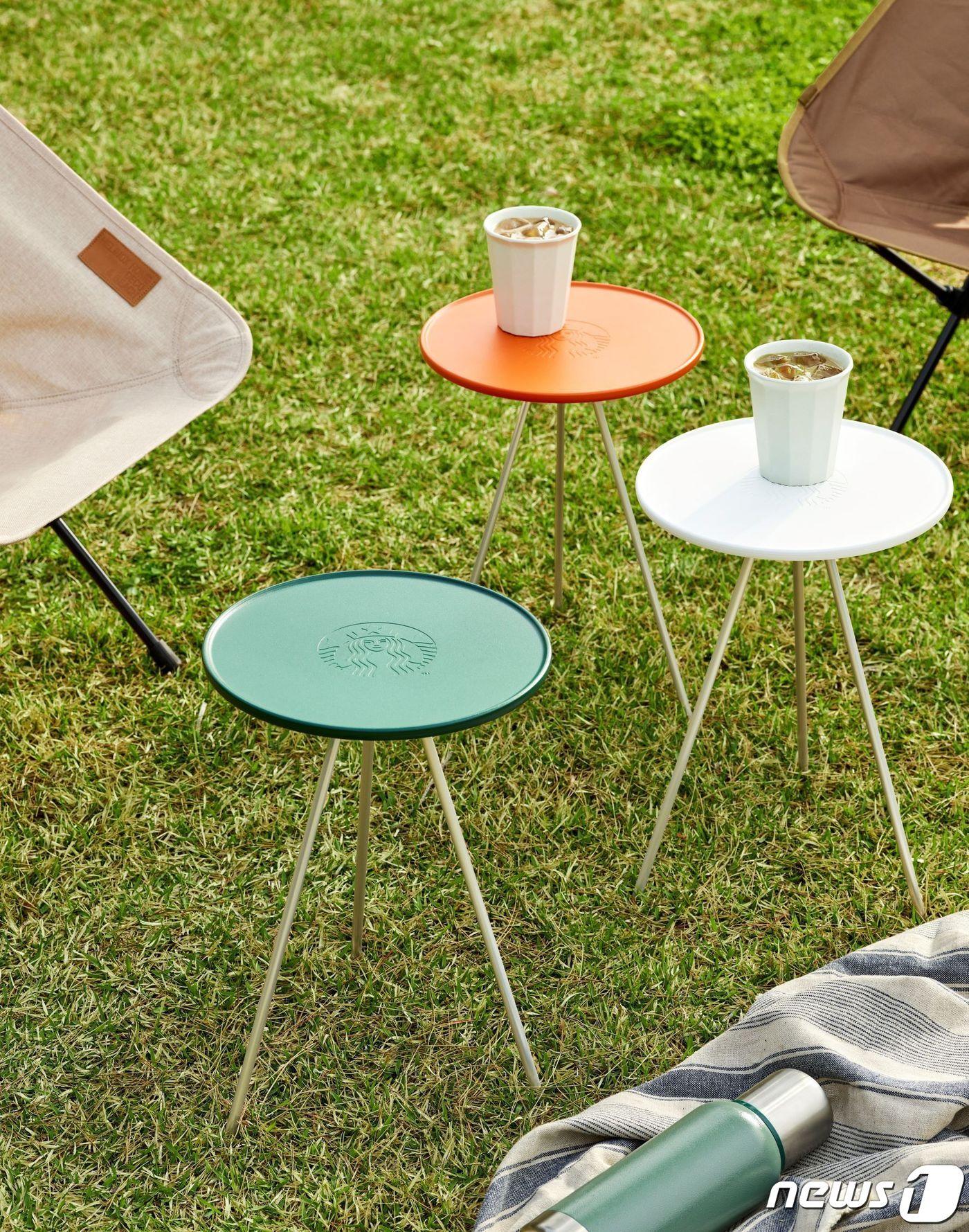 본문 이미지 - '헬리녹스'와 협업한 '스타벅스 사이드 테이블'.(스타벅스 코리아 제공) 