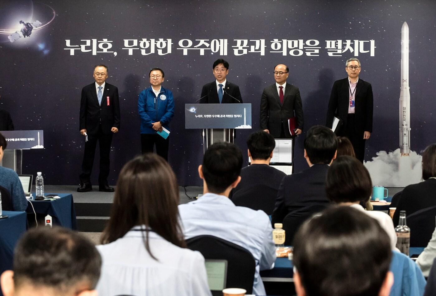 본문 이미지 - 25일 과학기술정보통신부와 한국항공우주연구원은 오전 11시50분 나로우주센터 프레스센터에서 브리핑을 열고 누리호 3차 발사 재시도 소식을 발표했다.(항우연 제공)