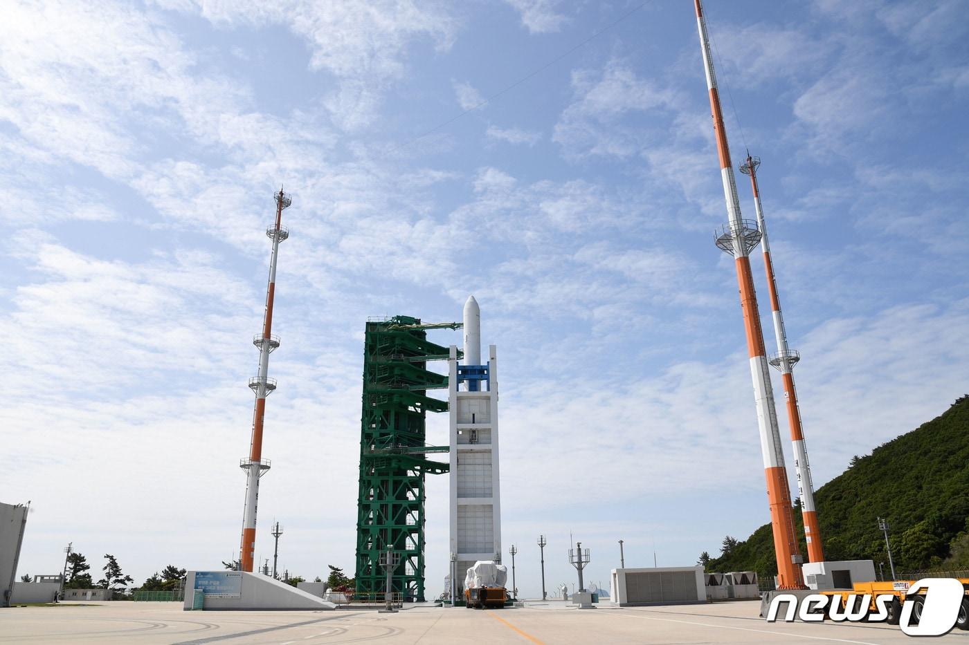 본문 이미지 - 한국형 우주발사체 누리호(KSLV-Ⅱ)가 25일 오후 전남 고흥군 나로우주센터 발사대에 기립돼 있다. (한국항공우주연구원 제공) 2023.5.25/뉴스1