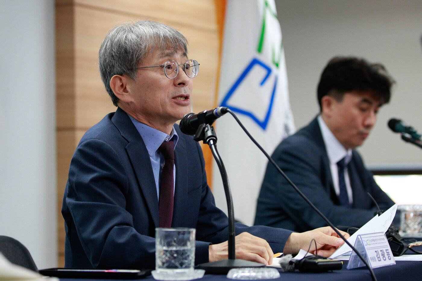 김광동 진실·화해를위한과거사정리위원회 위원장이 25일 서울 중구 진화위에서 열린 2기 진실화해위원회 조사개시 2주년 기자간담회에서 취재진 질문에 답하고 있다. 2023.5.25/뉴스1 ⓒ News1 안은나 기자