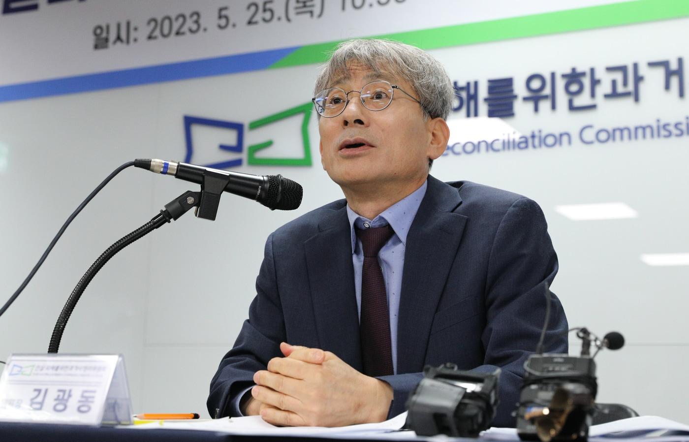 본문 이미지 - 김광동 진실·화해를위한과거사정리위원회 위원장이 25일 서울 중구 진화위에서 열린 2기 진실화해위원회 조사개시 2주년 기자간담회에서 취재진 질문에 답하고 있다.. 2023.5.25/뉴스1 ⓒ News1 안은나 기자