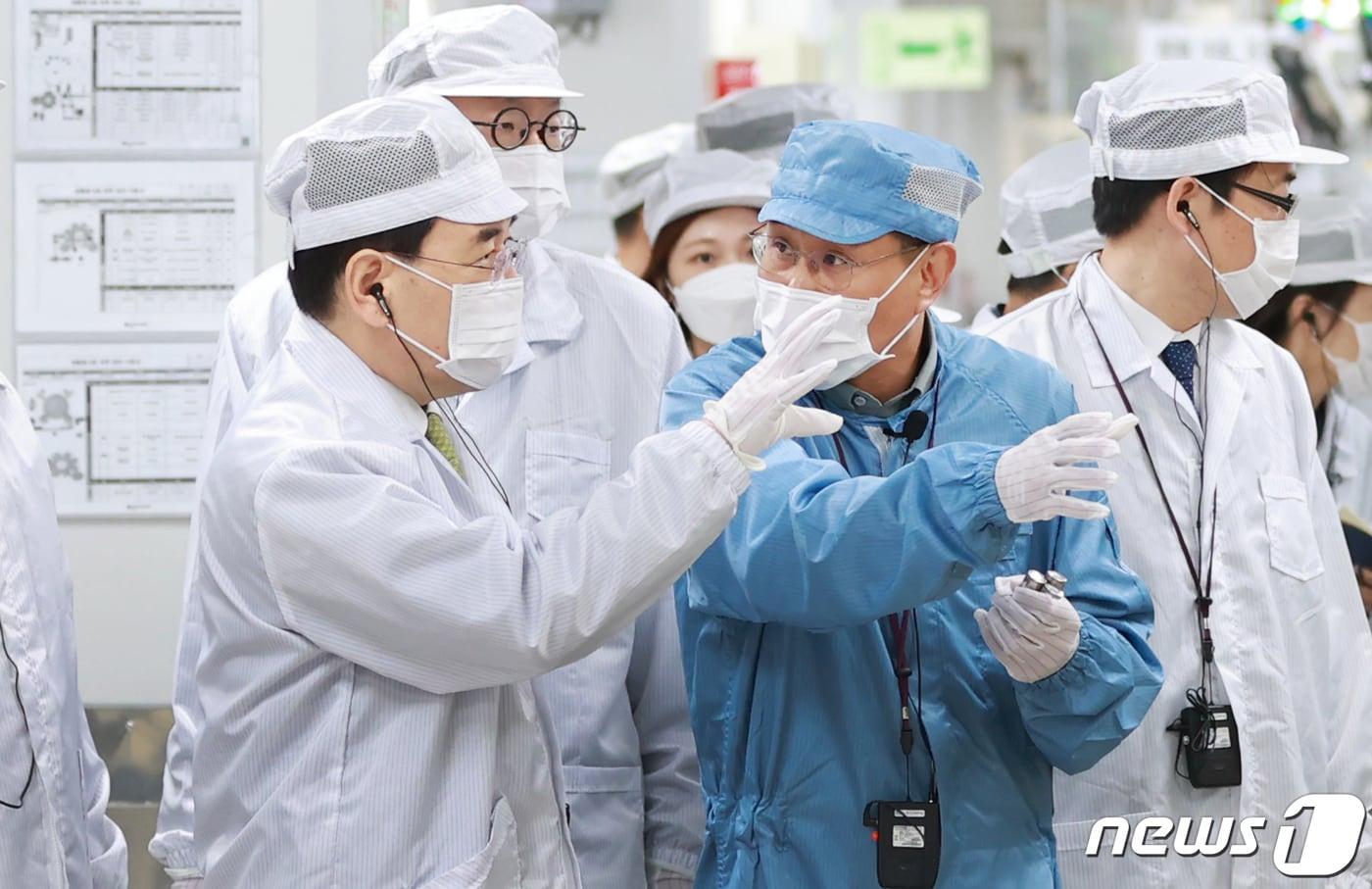 본문 이미지 - 이창양 산업통상자원부 장관이 25일 오전 충북 청주시 오창읍 LG에너지솔루션 오창공장을 방문, 배터리 생산라인 등 주요시설들을 둘러보고 있다. (산업통상자원부 제공) 2023.5.25/뉴스1