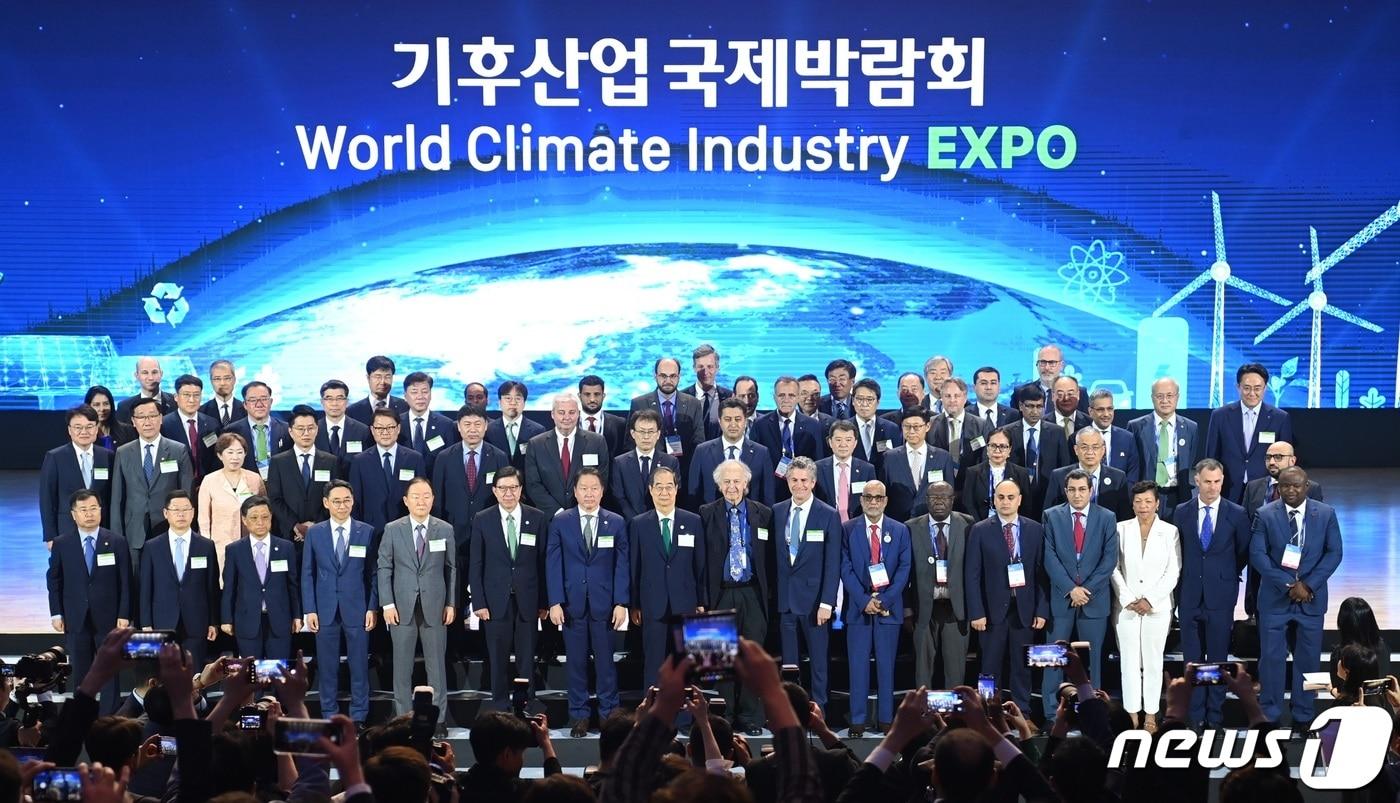 본문 이미지 - 25일 오전 부산 벡스코에서 열린 '2023 기후산업국제박람회(WCE)' 전시회 개막식에서 한덕수 국무총리, 강경성 산업통상자원부 2차관 등 참석자들이 기념촬영을 하고 있다. (산업통상자원부 제공) 2023.5.25/뉴스1