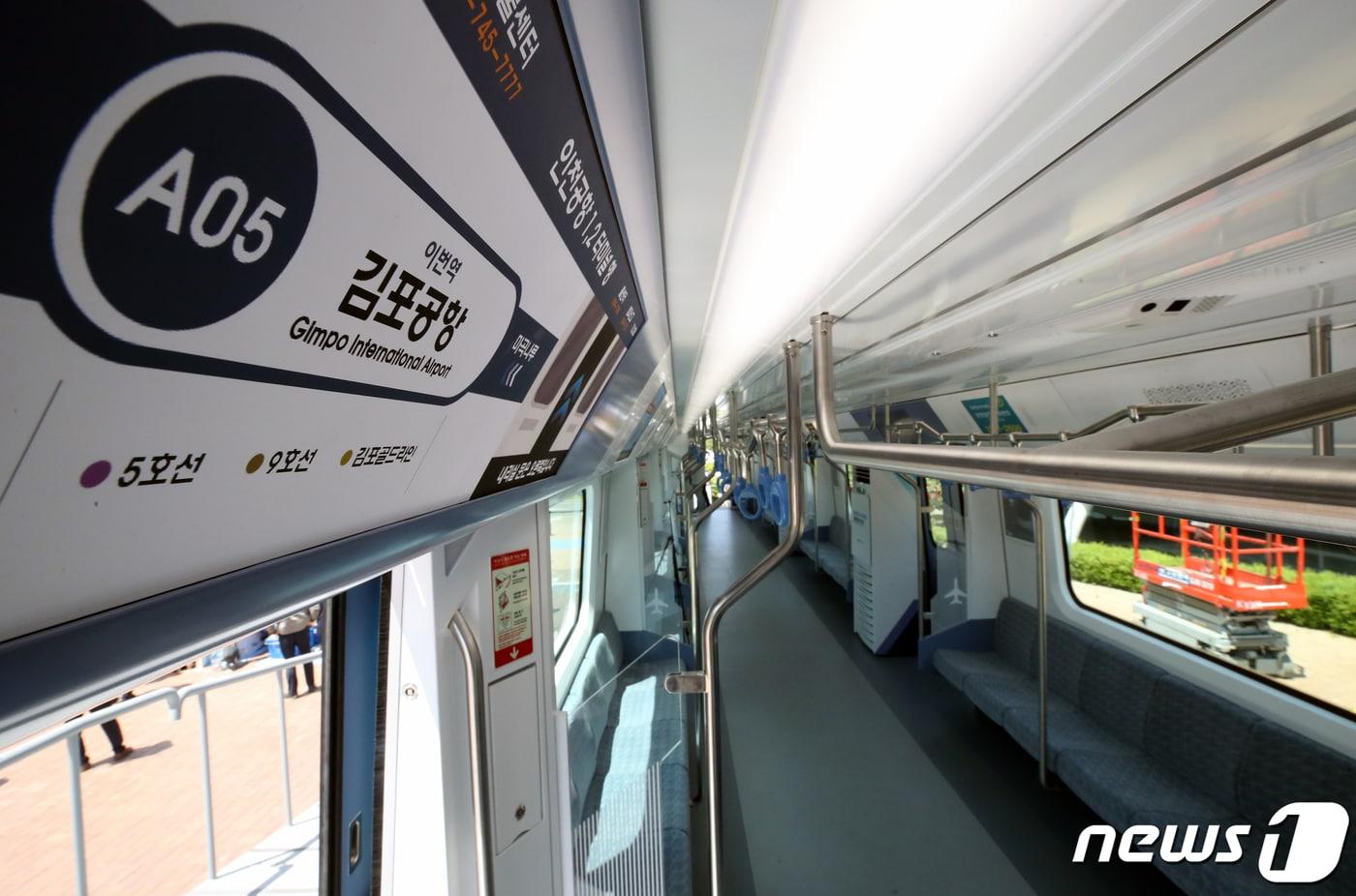 본문 이미지 - 공항철도 전동차(사진은 기사 내용과 무관함) / 뉴스1 ⓒ News1