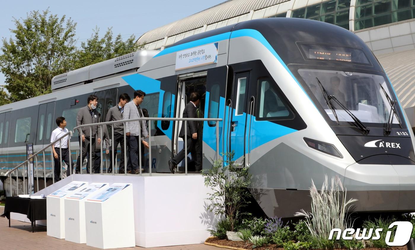 25일 인천시 서구 검암역 광장에서 공항철도 신규 전동차 실물모형 공개 행사가 열리고 있다. 2025년 운행을 시작하는 이 전동차는 시속 150km까지 운행할 수 있으며, 2031년 공항철도 고속화 사업을 고려해 설계됐다. 2023.5.25/뉴스1 ⓒ News1 정진욱 기자