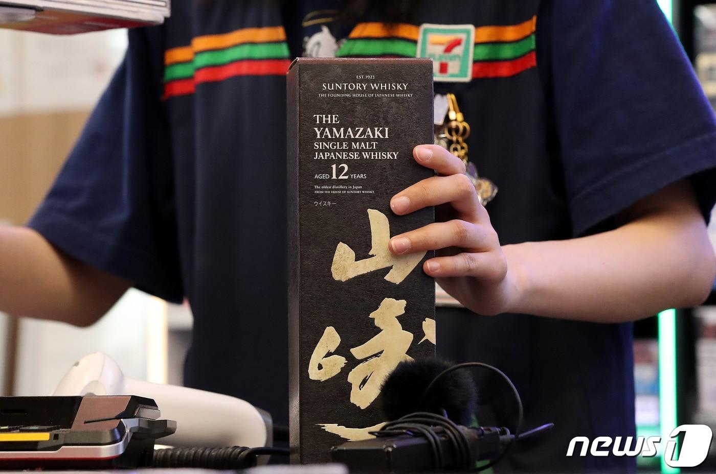 25일 서울 송파구 잠실동 세븐일레븐 챌린지스토어점에서 열린 '위스키 런' 행사에서 직원이 판매된 한정판 위스키를 결제하고 있다.  2023.5.25/뉴스1 ⓒ News1 박지혜 기자