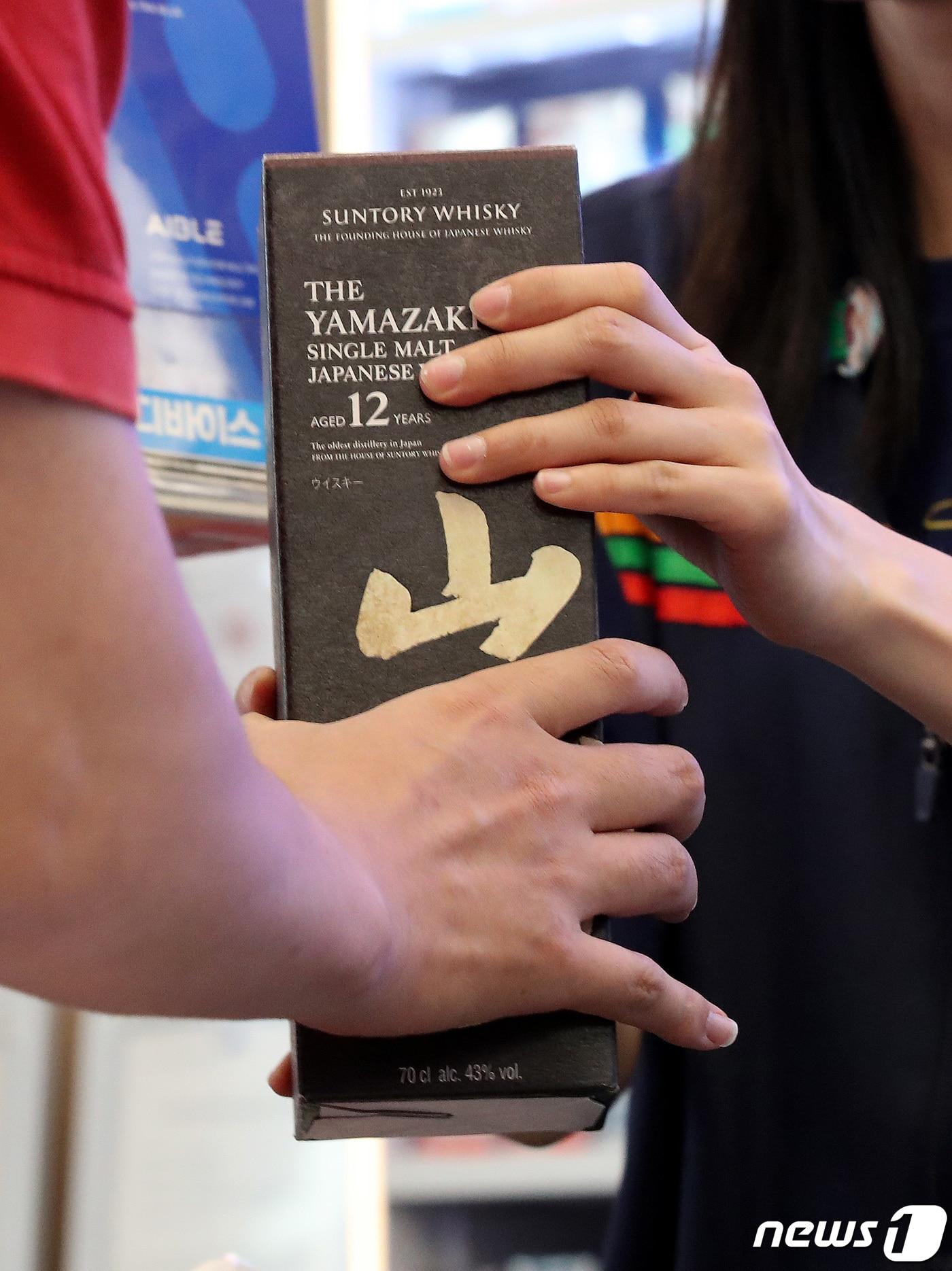 본문 이미지 - 25일 서울 송파구 잠실동 세븐일레븐 챌린지스토어점에서 열린 '위스키 런' 행사를 찾은 시민이 품귀 위스키를 구입하고 있다.  2023.5.25/뉴스1 ⓒ News1 박지혜 기자