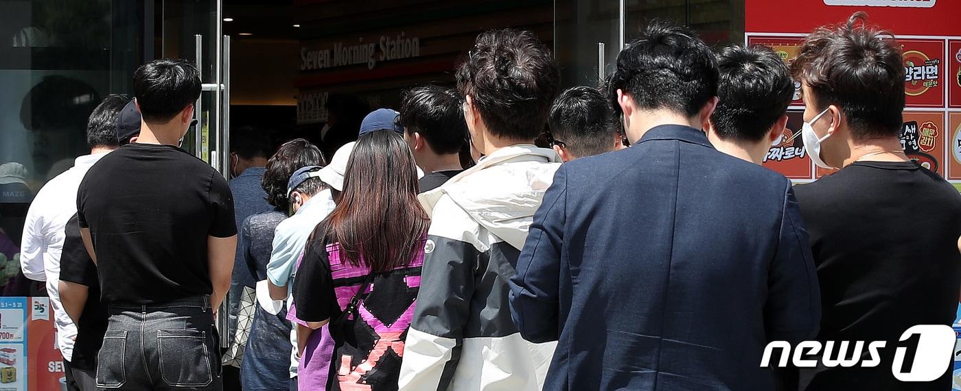 본문 이미지 - 25일 서울 송파구 잠실동 세븐일레븐 챌린지스토어점에서 열린 '위스키 런' 행사를 찾은 시민들이 한정판 위스키를 사기 위해 줄을 서고 있다. 한정판 위스키를 판매하는 '위스키 런' 행사 상품은 최근 품귀로 재판매가가 치솟고 있는 '야마자키 12년', '히비키 하모니' 같은 일본 위스키 3종과 '발베니 16년 프렌치오크' 등이다. 세븐일레븐은 이날 오후 2시 한정판 위스키 8종 2000병을 선보였다. 행사 매장은 서울 소공점과 잠실동의 챌린지스토어점, 청담동의 더스티븐청담점, 도선동의 도선까페점 등 네 곳이다. 2023.5.25/뉴스1 ⓒ News1 박지혜 기자