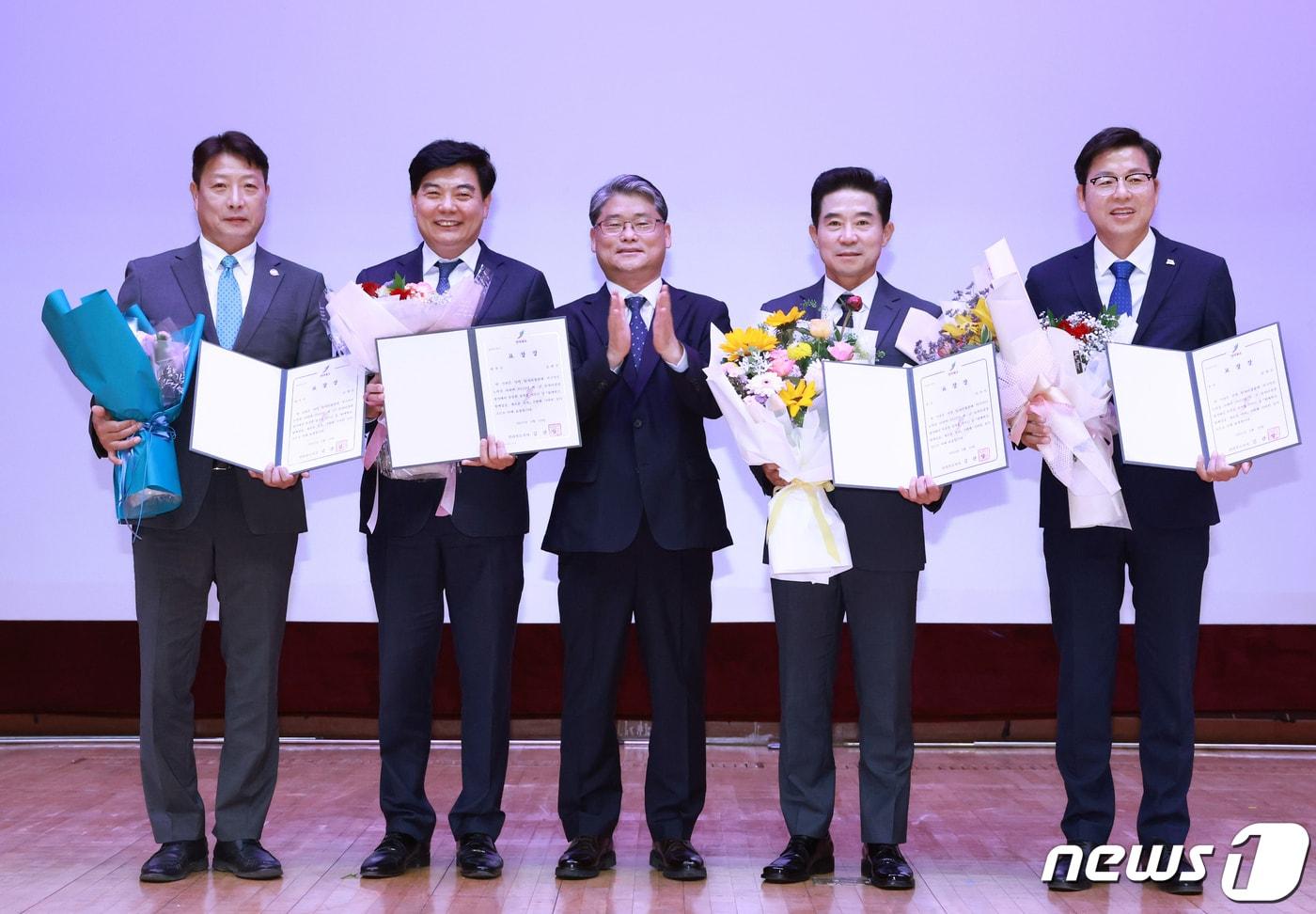 본문 이미지 - 25일 전북도청에서 열린 '일자리 창출 정책 우수 시군 평가 시상식' 모습. 왼쪽부터 노형수 고창부군수, 김광수 김제부시장, 임상규 도 행정부지사, 전대식 익산부시장, 정화영 순창부군수.2023.5.25.(전북도 제공)/뉴스1 