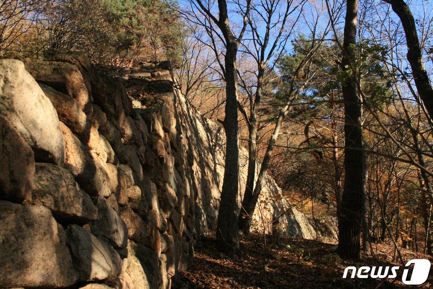 본문 이미지 - 인제군 한계리 설악산에 위치한 한계산성.(설악산국립공원 사무소 제공) 2023.5.25/뉴스1