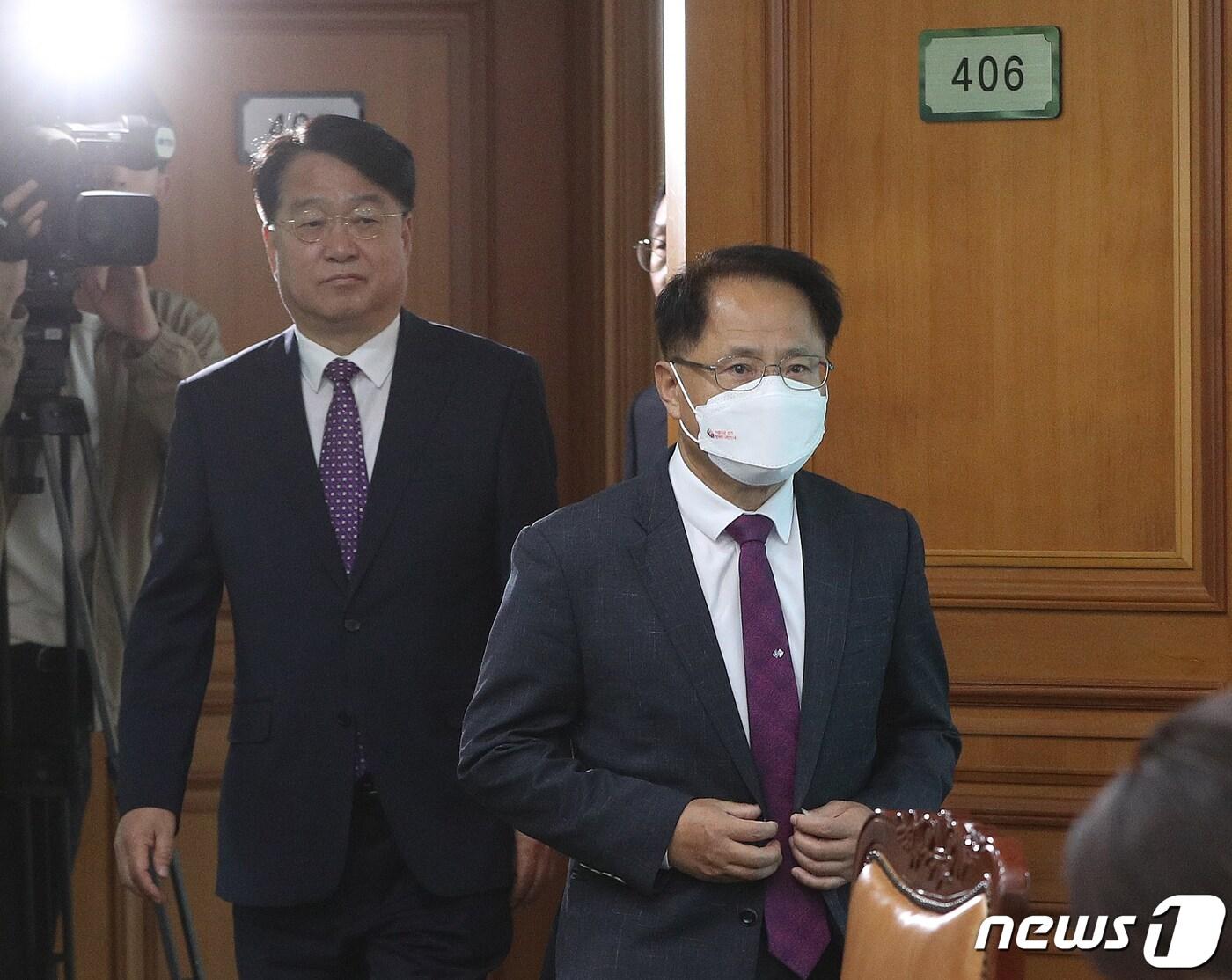 본문 이미지 - 자녀 채용 특혜 의혹을 받고 있는 중앙선거관리위원회 박찬진 사무총장과 송봉섭 사무차장이 도의적 책임을 지고 자진 사퇴했다. 사진은 지난 23일 국민의힘 의원들이 항의 방문했을 당시 박 사무총장&#40;오른쪽&#41;과 송 사무차장의 모습. 2023.5.25/뉴스1 ⓒ News1 신웅수 기자