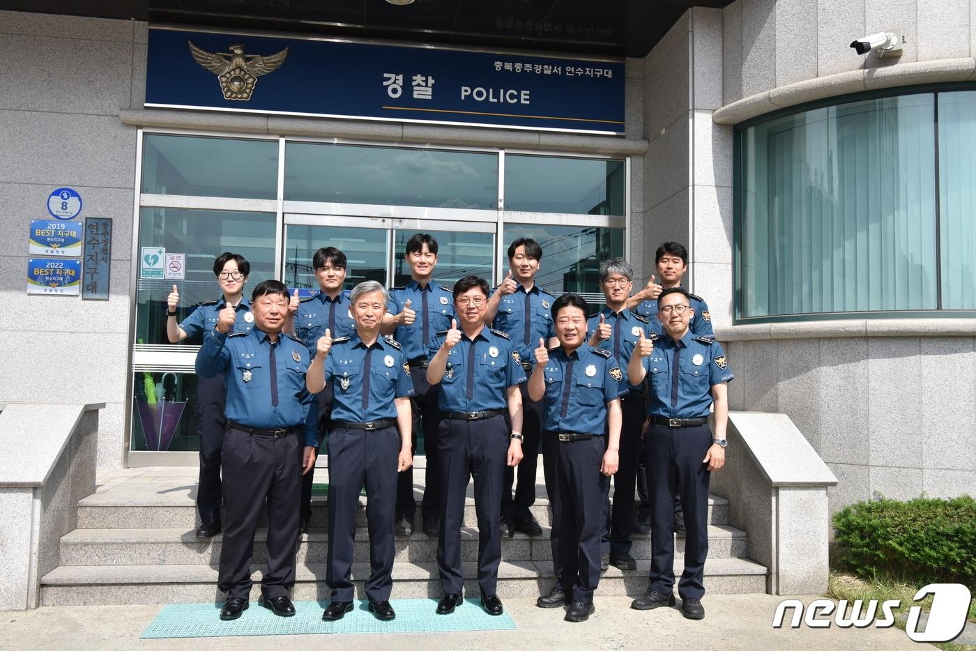 본문 이미지 -  25일 충북 충주경찰서는 연수지구대 3팀이 충북경찰청 1분기 베스트 순찰팀에 선정됐다고 밝혔다. 사진은 기념촬영.(충주경찰서 제공)2023.5.25/뉴스1