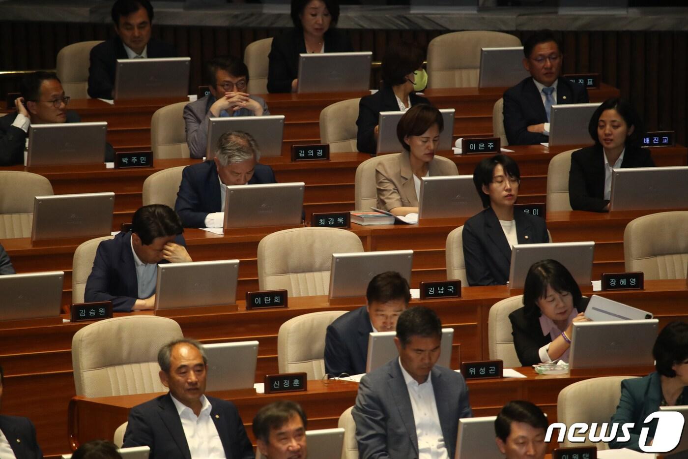 본문 이미지 - 25일 서울 여의도 국회에서 열린 제406회국회(임시회) 제1차 본회의에서 국회의원의 가상자산 자산신고 및 조사에 관한 결의안 투표가 진행되는 가운데 김남국 무소속 의원의 자리가 비어 있다. 2023.5.25/뉴스1 ⓒ News1 황기선 기자