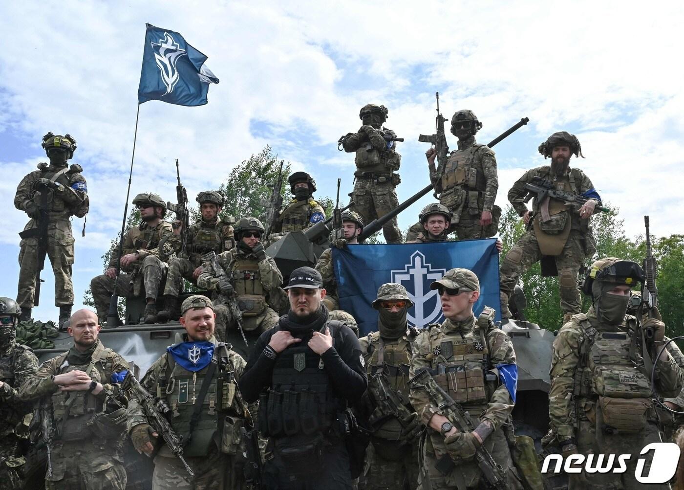 본문 이미지 - 24일&#40;현지시간&#41; 러시아 국경과 인접한 우크라이나 북부에서 &#39;화이트 렉스&#39;라는 별명으로 알려진 반푸틴 성향의 무장단체 &#39;러시아 자원봉사단&#40;RVC&#41;&#39;이 포즈를 취하고 있다. 이들은 이날 러시아령 크름반도의 벨고로드를 공격한 것이 자신들의 소행이라고 주장했다. 2023.05.24/ ⓒ AFP=뉴스1 ⓒ News1 권진영 기자