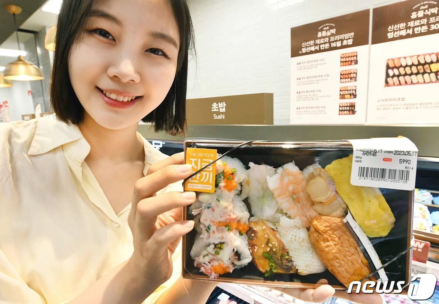 모델이 서울 등촌동 홈플러스 메가푸드마켓 강서점에서 1인용 델리 '지금한끼 스시&롤 콤보도시락'을 선보이고 있다(홈플러스 제공).