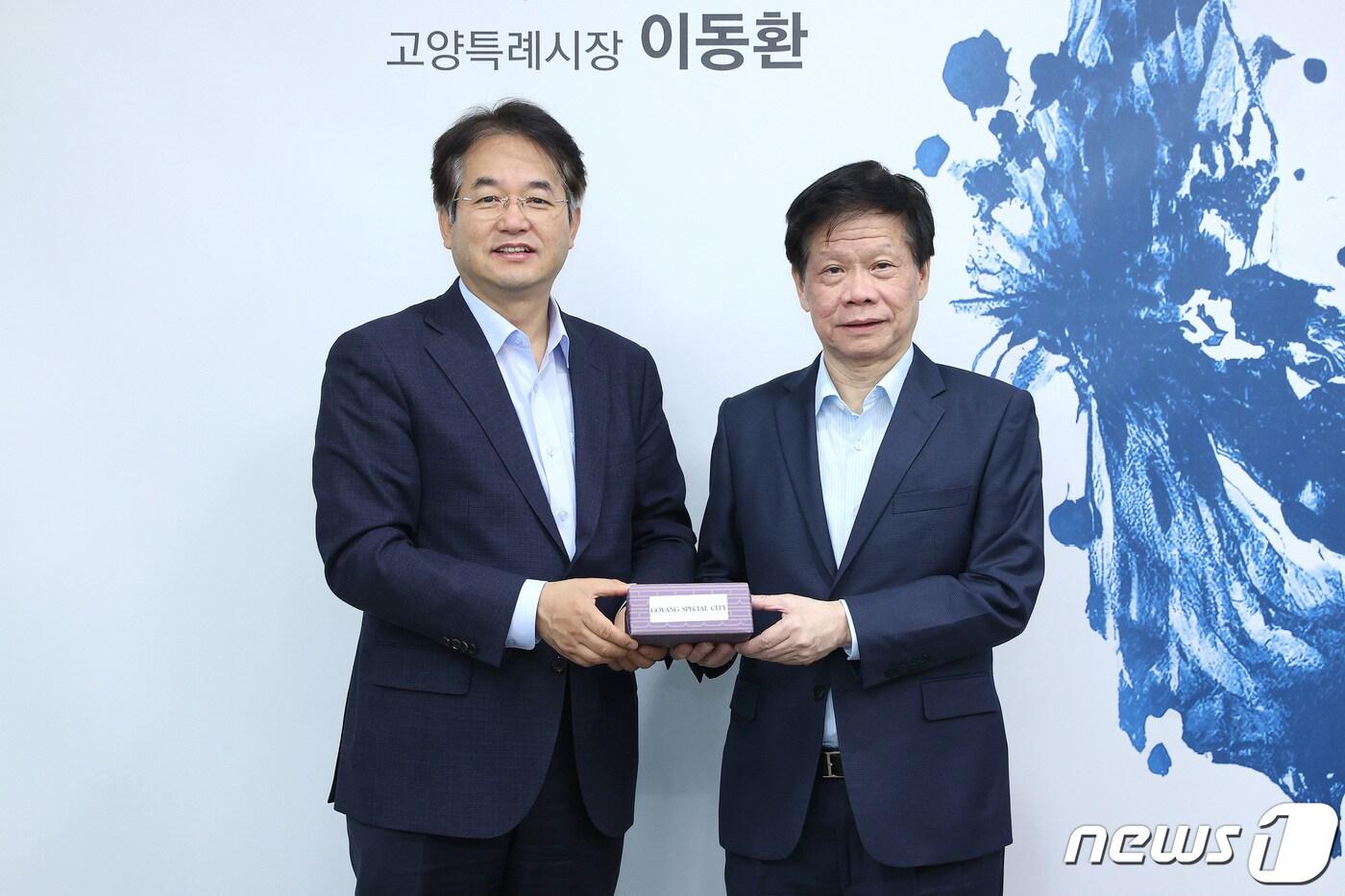 본문 이미지 - 25일 고양시청에서 열린 싱가포르 난양공대 람킨용(Lam Khin Yong)수석 부총장(오른쪽)과의 간담회에서 이동환 고양시장이 기념품을 전달하고 있다. (고양시 제공)