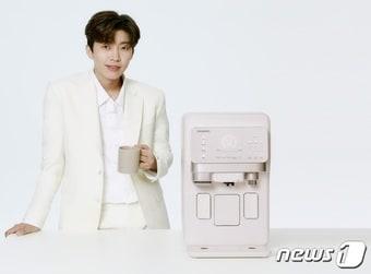 본문 이미지 - 얼음 나오는 커피머신 '에스프레카페'와 모델 임영웅 이미지 (청호나이스 제공)